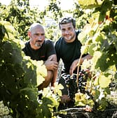 Yann Menager et Richard Crépillon dans les vignes du Domaine de la Roche Paradis Saint Joseph blanc les Vessettes 2021